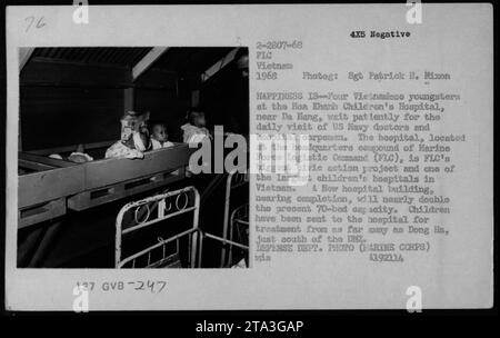 Vier vietnamesische Jugendliche im Hoa Khanh Children's Hospital in der Nähe von da Nang warten geduldig auf den täglichen Besuch von Ärzten der US Navy und Krankenhauskommandanten. Das Krankenhaus ist das größte Bürgerprojekt des Marine Force Logistic Command (FLC), das als eines der größten Kinderkrankenhäuser in Vietnam dient. Ein fast fertiggestelltes neues Gebäude wird die Bettenkapazität fast verdoppeln. Kinder von Dong Ha wurden zur Behandlung geschickt. Stockfoto