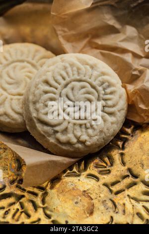 Nahaufnahme von Maamoul (ma'amoul), mit Datum gefüllte Butterkekse mit dekorativem Muster Stockfoto