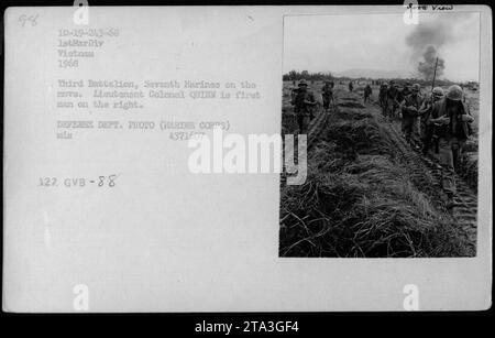 Das erste Bataillon der Siebten Marines, angeführt von Oberstleutnant Quinn (rechts), kam 1968 in Vietnam vor. Dieses Foto, aufgenommen vom US-Verteidigungsministerium, zeigt die Truppen, die sich im Einklang bewegen. Bildreferenz: mis 4371607 127. GVB-88." Stockfoto