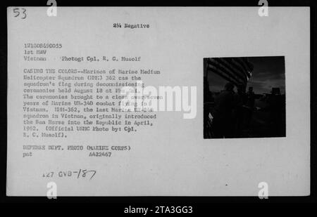 Die Marine Medium Helicopter Squadron (ID: 362) führt Flaggenhüllen während der Stilllegungszeremonien am 18. August 1969 in Phu Lai, Vietnam durch. Dies markierte das Ende von über sieben Jahren Marine UH-34D Kampffliegen in Vietnam. Das Geschwader, bekannt als Sea Horse, führte im April 1962 den Hubschrauber UH-34D ein. Offizielles Foto von Corporal R. C. Musolf. Foto des Verteidigungsministeriums (Marine Corps), Referenznummer A422467. Stockfoto