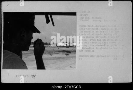 Marinekorps Sergeant Ronald A. Stup aus Bethesda, Maryland, gibt Informationen an Flugzeuge weiter, die von der Marine Aircraft Group 12 in Chu Lai, Vietnam starten. Er liefert wichtige Informationen vom Kontrollturm, der sich 30 Meter über der Landebahn befindet, an Piloten im Komplex. Dieses Foto wurde am 10. Oktober 1966 aufgenommen. Stockfoto