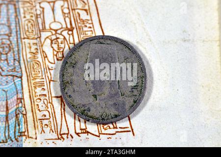 Runde Metall zwei 2 ägyptische Milliemes Serie 1938 AD 1357 AH mit Büste von König Farouk I. von Ägypten auf der Vorderseite und Wert und Datum auf der Rückseite Stockfoto