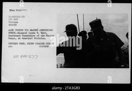 Generalleutnant Lewis W Walt besucht die III. Marine Amphibious Force in Vietnam am 2. November 1970. General Lewis W. Welt, Assistant Commandant des Marine Corps, ist im Bild mit Offizieren und Beamten der Americal Division des III MAF zu sprechen. Foto vom Verteidigungsministerium. Stockfoto