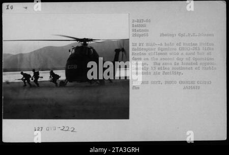 US-Marines der 10. EG8 127 GVB-222 kommen mit UH-34 Hubschraubern auf einer Sandbank bei Sonnenaufgang während der Operation Orange am 29. April 1966 an. Das Foto zeigt die Szene, als Marine Schützlinge von einem UH-34 Hubschrauber der Harina Medium Helicopter Squadron (1)-263 auf die Sandbank gehoben werden. Die Operation fand etwa 24 Meilen südwestlich der Harble Mountain Air Facility statt. Dieses Foto ist ein Foto des Verteidigungsministeriums, aufgenommen von CPL. P.E. Johnson. Stockfoto