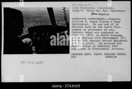 Captain William K. Angus, ein Kriegsgefangener, fliegt einen Huey-Hubschrauber während der Operation Homecoming. Er war einer von 26 Marines, die von den Nordvietnamesen gefangen gehalten wurden. Er wurde im Juni 1972 gefangen genommen, während er bei Detachment C, Marine All Weather Attack Squadron-224 diente. Angus trat im Februar 1967 in das Marine Corps ein und lebt in Scottsdale, Arizona. Stockfoto