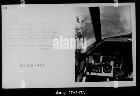 Larry J. Silva aus Hanlo Park, Kalifornien, ist auf diesem Foto zu sehen, das Handsignale gibt, um seinen Piloten zur Fluglinie für einen Start in der Republik Vietnam zu leiten. Dieses Bild wurde am 24. Juli 1966 während Gregory 'Pappy' Boyingtons Besuch bei seinem alten Geschwader aufgenommen. Photog-Gutschrift: PFC. Kommen Sie, USMC. Stockfoto