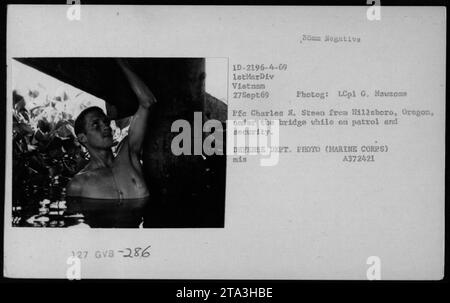 Am 27. September 1969 patrouillieren Marines der 1. Marine-Division und sorgen für Sicherheit unter einer Brücke in Vietnam. Foto von LCpl G. Newsome und PEC Charles R. Steen dokumentiert die militärischen Aktivitäten der USA während des Vietnamkriegs. Stockfoto