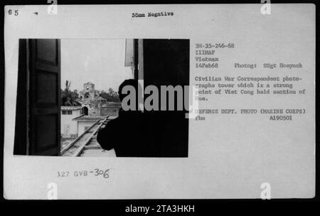 Am 14. Februar 1968 wurde Walter Cronkite in der Nähe eines Viet Cong Strong Point in Hue, Vietnam, fotografiert und dokumentiert die militärischen Aktivitäten der USA während des Vietnamkriegs. Das Foto wurde von SSgt Hoeynek aufgenommen. Stockfoto