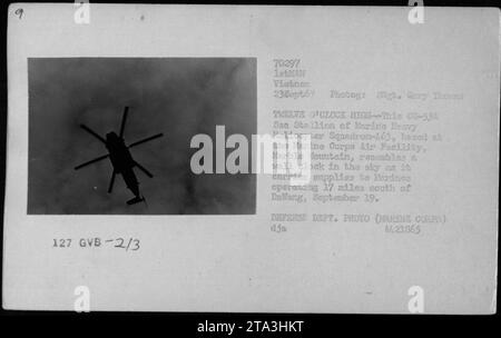 Am 19. September 1967 liefert ein CH-53A Sea Hallion Helikopter der Marine Heavy Helicopter Squadron-463 in Marble Mountain, Vietnam, während amerikanischer Militäroperationen Versorgungsgüter an die Marines 17 Meilen südlich von Dalang. Stockfoto