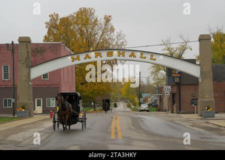 Pferdewagen der Amish unter dem Arch in der Town of Marshall, die sich über die State Road 236 in der Innenstadt von Marshall, Indiana erstreckt Stockfoto