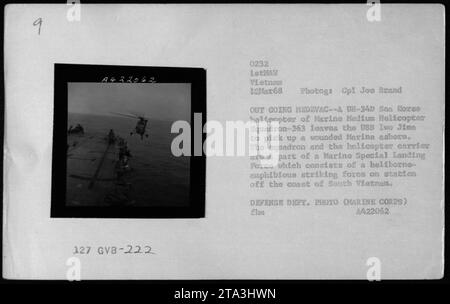 (Bild 222) - Ein UH-34D San Horse Hubschrauber der Marine Medium Helicopter Squadron-363 startet während des Vietnamkriegs von der USS Iwo Jima. Der Hubschrauber ist auf einer Medevac-Mission, um einen verwundeten Marine vom Ufer zu holen. Diese Operation ist Teil der Marine Special Landing Force, einer heligetragenen Amphibientruppe, die in der Nähe von Südvietnam stationiert ist. Foto: Cpl Joe Brand, Verteidigungsministerium. Stockfoto