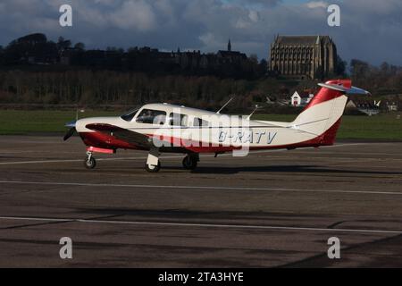 Ein Piper PA-28RT-201T Turbo Arrow IV auf der Ausfahrt am Brighton City Airport Stockfoto