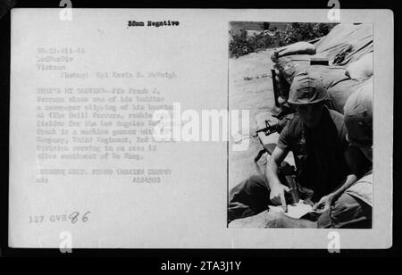 Der Marine Corps Corporal Kevin B. MeVaigh fängt einen ergreifenden Moment während des Kampfes in Vietnam im Jahr 1966 ein. Der private First Class Frank J. Ferrara, Maschinenschützer bei der C Company, Third Regiment, 3rd Marine Division, zeigt einen Zeitungsausschnitt mit seinem Bruder, dem Baseballspieler Ai „The Bull“ Ferrara von den Los Angeles Dodgers. Das Bild wurde in einem Gebiet von 12 Meilen südwestlich von da Nang aufgenommen. Stockfoto