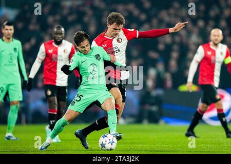 Rotterdam, Niederlande. November 2023. Rotterdam - Rodrigo Riquelme von Atletico Madrid, Mats Wieffer von Feyenoord während der fünften Etappe der UEFA Champions League Gruppenphase zwischen Feyenoord und Atletico Madrid im Stadion Feijenoord de Kuip am 28. November 2023 in Rotterdam, Niederlande. Credit: Box to Box Pictures/Alamy Live News Stockfoto