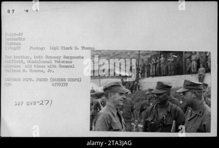 Marinekorps General Wallace M. Greene Jr. spricht mit zwei Qumery Sergeants Hatfield, Guadalcanal Veterans, über alte Zeiten. Das Foto wurde am 15. August 1967 aufgenommen und zeigt Offiziere und Beamte wie Hubert Humphrey, General William Westmoreland und Sen Harry F Byrd. Das Bild fängt einen authentischen Moment während des Vietnamkriegs ein. Stockfoto