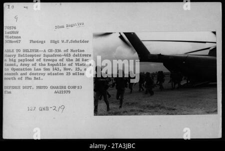 Ein CH-53A Hubschrauber der Marine Heavy Helicopter Squadron-463 wird am 23. November 1967 gesehen, wie Truppen des 2. Regiments, der Armee der Republik Vietnam, zur Operation Lam Son 143 gebracht werden. Die Mission war eine Such- und Zerstörungsoperation, die 25 Meilen nördlich von Phu Bai lag. Dieses Foto wurde von SSgt W.F. Sehrider aufgenommen. Stockfoto