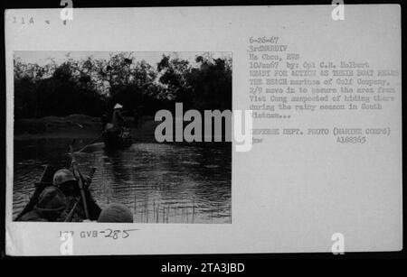 Marines of Golf Company, 2/9, bereiten sich auf Action vor, während ihr Boot sich dem Strand nähert. Sie haben die Aufgabe, das Gebiet vor mutmaßlichen Viet Cong zu schützen, die sich während der Regenzeit in Südvietnam verstecken. Dieses Foto wurde am 10. Januar 1967 von CPL C.R. Eolbert von der 3. Marine Division in Ha Chou, RVA, aufgenommen. Stockfoto