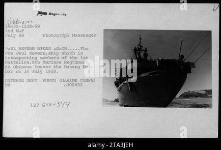 Mitglieder des 1. Bataillons, 9. Marines-Regiments, werden im Juli 1969 während des Vietnamkrieges auf der USS Paul Revere von Danang Harbor nach Okinawa transportiert. Das Foto zeigt Fischerboote, Landungsboote und das Schiff USS Tripoli LPH-10 im Hintergrund. Dieses Bild stammt aus einer Sammlung von Fotografien amerikanischer Militäraktivitäten während des Vietnamkriegs. Stockfoto