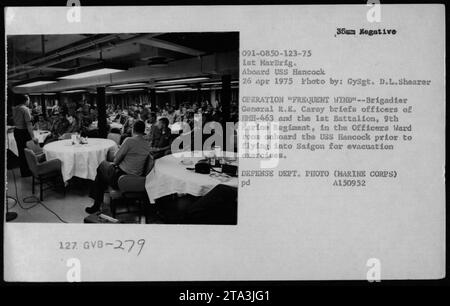 Brigadegeneral R.E. Carey schreibt am 26. April 1975 HMH-463 und 1. Bataillon, 9. Marine-Regiment-Offiziere an Bord der USS Hancock, bevor sie nach Saigon fliegt, um dort die Operation Frequent Wind Evakuation durchzuführen. Stockfoto