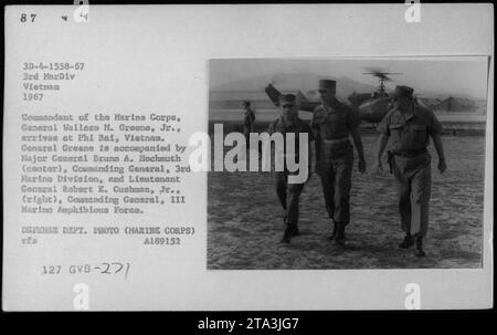 Kommandant des Marine Corps, General Wallace M. Greene Jr., kommt in Phi Bai, Vietnam. Er wird begleitet von Generalmajor Bruno A. Hochmuth, Kommandierender General der 3. Marine-Division, und Generalleutnant Robert E. Cushman Jr., Kommandierender General der III. Marine Amphibious Force. Stockfoto