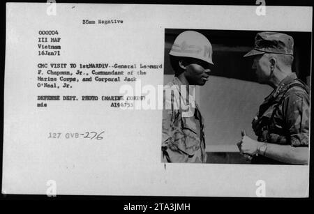 General Leonard F. Chapman, Kommandant des Marinekorps, wird fotografiert, während er am 16. Januar 1971 während seines Besuchs in der 1. Marine-Division in Vietnam mit Corporal Jack O’Neal jr. Sprach. Das Bild ist Teil der Sammlung des Verteidigungsministeriums. Stockfoto