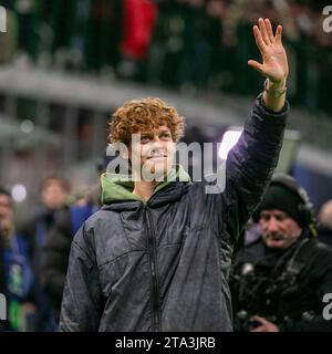 Mailand, Italien - 28. november 2023 - Meisterliga - Mailand-Borussia Dortmund - Jannik Sinner Tennis Champion nimmt an der a.c. milan Match Teil Credit: Kines Milano/Alamy Live News Stockfoto