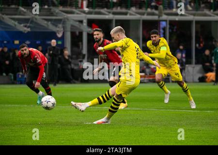 Mailand, Italien - 28. november 2023 - Champions League - Mailand-Borussia Dortmund - Marco reus borussia dortmund erzielt Elfmeter 01- Credit: Kines Milano/Alamy Live News Stockfoto