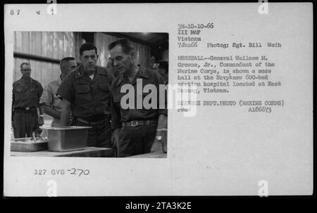 General Wallace M. Greene, Jr., Kommandant des Marine Corps, wird gezeigt, wie er ein Kasino im Mavysnev 600-Bett-Krankenhaus in East Denang, Vietnam, besucht. Das Foto wurde am 7. Januar 1966 von Sgt. Bill Weib aufgenommen. Das Bild war Teil einer Serie, die die amerikanischen Militäraktivitäten während des Vietnamkriegs dokumentiert. Stockfoto