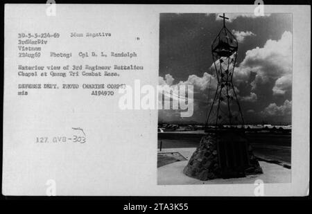 Außenansicht der Kapelle des 3. Ingenieur-Bataillons auf der Quang Tri Combat Base in Vietnam. Das Foto, aufgenommen am 22. August 1969, zeigt die Kapelle vor dem Hintergrund militärischer Aktivitäten. Die Kapelle diente als religiöses Zentrum für das amerikanische Militär, das während des Vietnamkriegs auf der Basis stationiert war. Stockfoto