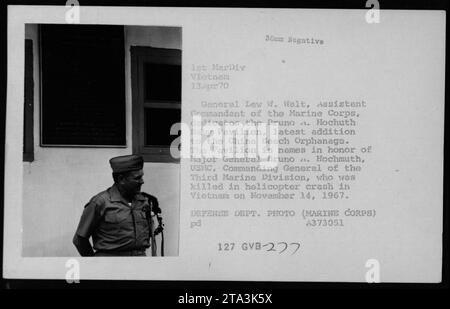 Generalleutnant Lewis W. Walt, stellvertretender Kommandant des Marine Corps, weihte am 13. April 1970 den Bruno A. Hochuth Baby Pavilion im China Beach Waisenhaus ein. Der Pavillon wurde nach Generalmajor Bruno Hochmuth, Commanding General der Dritten Marine Division, benannt, der am 14. November 1967 bei einem Hubschrauberabsturz in Vietnam ums Leben kam. Stockfoto