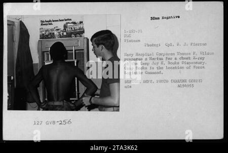 Thomas F. Wilson bereitet einen Marine für eine Röntgenaufnahme der Brust in der Camp Jay K. Books Dispensary in Vietnam im Jahr 1971 vor. Camp Books ist der Standort des Force Logistic Command, wo medizinisches Personal die Versorgung des US-Personals übernimmt. Dieses Bild wurde von CPL S. J. Pierron aufgenommen und ist Teil des Archivs des Verteidigungsministeriums (Marine Corps) A194995. Stockfoto