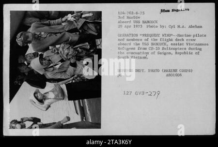Im April 1975 unterstützten Marine-Piloten und Flugdeckbesatzungen an Bord der USS Hancock vietnamesische Flüchtlinge aus CH-53-Hubschraubern bei der Evakuierung von Saigon im Rahmen der Operation Frequent Wind. Stockfoto