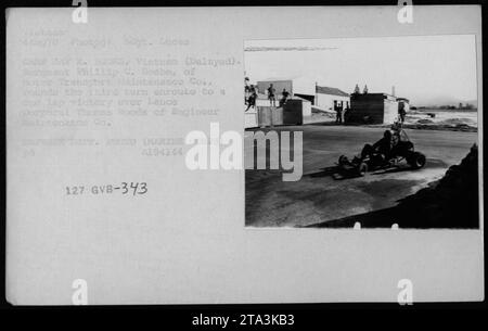 Auf diesem Foto, das im August 1970 im Camp Jay K. Books in Vietnam aufgenommen wurde, ist Sergeant Phillip C. Beebe von der Motor Transport Maintenance Col in der dritten Kurve zu sehen, als er einen Sieg über Lance Corporal Thomas Woods von Engineer Maintenance Co. Errang. Das Bild zeigt verschiedene Militärfahrzeuge im Hintergrund, darunter Jeeps, „Maultiere“, LKW und Dünenbuggys. Bildreferenz: Foto des Verteidigungsministeriums (Marine Corps) A194144. Stockfoto