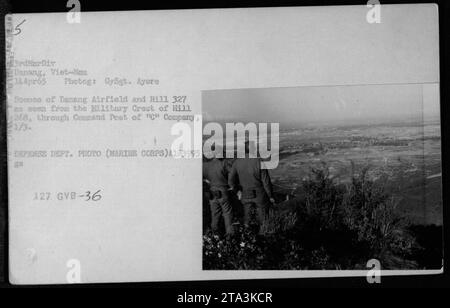 Danang Airfield und Hill 327 aus Hill 268's Military Crest. Das Bild zeigt die C-Kompanie, 1/3 Command Post am 14. April 1965 in Danang, Vietnam. Das Foto wurde von GySgt aufgenommen. Ayers und ist als Verteidigungsministerium gekennzeichnet Foto (Marine Corps) A183995, gs 127, GVB-36. Stockfoto