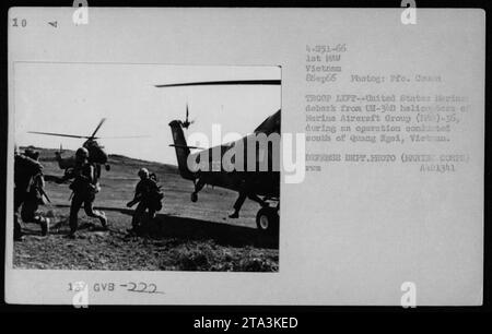 Die Marines steigen von UH-34 Hubschraubern aus, die der Marine Aircraft Group (M)-36 gehören, während eines Truppenauftriebs südlich von Quang Ngai, Vietnam, am 8. September 1966. Das Foto, aufgenommen von PFC Cosen, ist ein Bild des Verteidigungsministeriums (Marine Corps) mit dem Identifikationscode A421341 XVM. Stockfoto