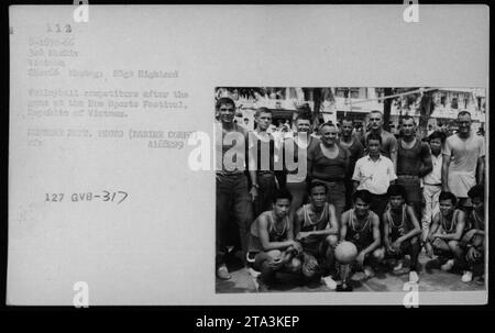 Amerikanische Soldaten spielen Volleyball während des Blue Sports Festival in der Republik Vietnam. Das Foto wurde am 2. November 1966 aufgenommen und fängt die Teilnehmer nach einem Spiel ein. Dieses Bild zeigt die Teilnahme der Soldaten an Freizeitaktivitäten während ihrer Ruhe- und Entspannungszeit. Stockfoto