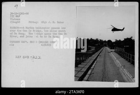 Ein UH-34 Marine Hubschrauber fliegt tief über der Cam Le Bridge, die sich 3 Meilen südlich von da Nang, Vietnam, befindet, am 23. August 1968. Die Brücke verbindet Foi an mit da Nang und überquert den Fluss Cau do. Das Foto wurde von SSgt J. M. Baker aufgenommen und ist Teil der Sammlung des Verteidigungsministeriums (Marine Corps), beschriftet mit A191823 #IS 127 GVB-222 Wherwona. Stockfoto