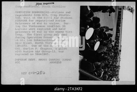 Marines und Angehörige des MCB-Camps Pendleton warten auf die Rückkehr der Kriegsgefangenen in die Marine, die während der Operation Homecoming eintreffen. 26 Marines wurden von den Viet Cong während des Vietnamesischen Konflikts gefangen genommen, wobei die erste Gruppe am Flughafen Gia Lam am am 12. Februar 73 freigelassen wurde. Oberstleutnant Harlan P. Chapman, ein Pilot der Marine Air Group 13, wurde am 5. November 1965 gefangen genommen. Stockfoto