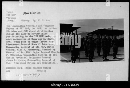 Kommandierende Generäle und Sergeant Majors der III. MAF, 1. MAW, 1. Marine Division und FLC nehmen am 14. August 1971 an den III. MAF-Umschiebungszeremonien in Camp Jay K, Books, RVN Teil. Die Offiziere und Generäle stehen während der Überprüfung zur Kenntnis. Sergeant Majors nicht identifiziert. Stockfoto