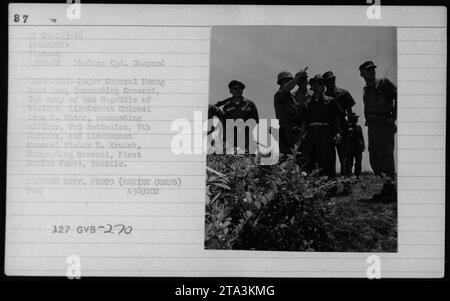 Beamte wie Lyndon Johnson, Col P X Kelley, General Hoang Lan, Oberstleutnant Son M. utter und Generalleutnant Victor H. Krulak treffen sich im Mai 1966 während des Vietnamkriegs. Das Foto wurde von CPL. Gaspard aufgenommen. Dieses Bild zeigt hochrangige Militär- und politische Persönlichkeiten, die militärische Aktivitäten diskutieren. Stockfoto