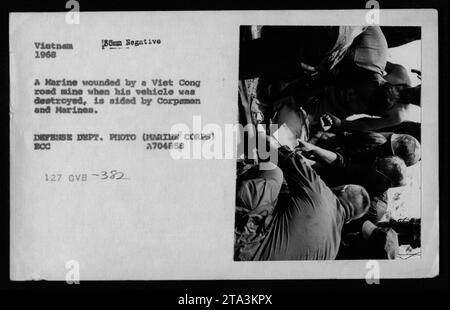 Marine Corps-Mitarbeiter unterstützen einen verwundeten Marine, der von einer Viet Cong Road Mine in Vietnam 1968 verletzt wurde. Das Foto zeigt die Folgen der Zerstörung des Fahrzeugs, wobei Corpemen und Marinekollegen dem verwundeten Soldaten Hilfe leisten. Dieses Bild ist Teil einer Sammlung amerikanischer Militäraktivitäten während des Vietnamkriegs. VERTEIDIGUNGSABTEILUNG. FOTO (MARINE CORPS) BCC A704858 127 GVB-382. Stockfoto