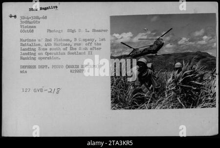 Marines des 2. Platoon, B Kompanie, 1. Bataillon, 4. Marines, steigen schnell von CH-46 Hubschraubern aus, während sie während der Operation Scotland II Nanking in der Landungszone südlich von Khe Sanh landen. Dieses Foto wurde am 6. Oktober 1968 von SSgt D.L. Shearer von der 3rdMarDiv in Vietnam aufgenommen. Stockfoto