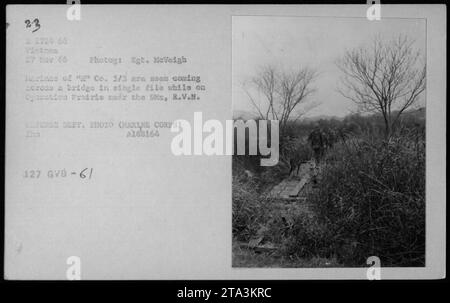 Soldaten der Kompanie 3/3 können während der Operation Prairie in der Nähe der DMZ eine Brücke in Vietnam überqueren. Das Foto wurde am 27. November 1966 von Sgt. MeVeigh Harines aufgenommen. Es ist ein offizielles Foto des Verteidigungsministeriums (Marine Corps) mit der Aufschrift A188164 127 GVB-6/. Stockfoto