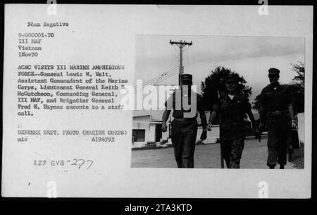 Generalleutnant Lewis W. Walt, Assistant Commandant des Marine Corps, wird am 1. November 1970 bei einem Besuch der III. Marine Amphibious Force in Vietnam gesehen. Er wird von Generalleutnant Keith B. McCutcheon, Commanding General des III. MAF, und Brig begleitet. Fred E. Haynes. Sie sind auf dem Weg zu einer Mitarbeiterversammlung. Stockfoto