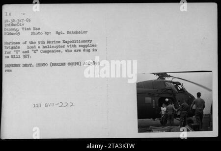 Marines der 9th Marine Expeditionary Brigade laden einen UH-34 Hubschrauber mit Vorräten für die I- und K-Kompanie, die am 20. März 1965 in Danang, Vietnam, an den Koordinaten H111 327 stationiert sind. Dieses Foto, aufgenommen von Sgt. Batchelor, stammt aus einer Sammlung, die die militärischen Aktivitäten der USA während des Vietnamkriegs dokumentiert. Verteidigungsabteilung Foto (Marine Corps) A183853 XVB 127 GVB-222. Stockfoto