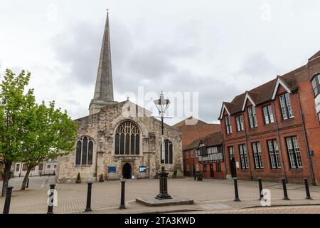 Blick auf den St. Michaels Square mit Straßenlaternen auf Saint Michael the Archangel, der ältesten Kirche in Southampton, Großbritannien Stockfoto