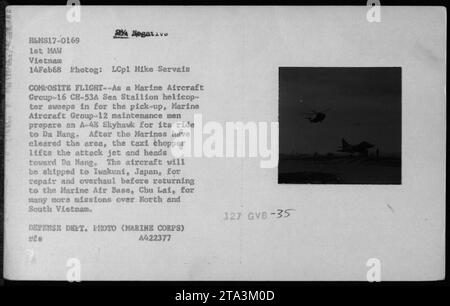 Marine Aircraft Group-12 bereitet einen A-4 Skyhawk für den Transport nach da Nang am 14. Februar 1968 vor. Ein CH-53A Sea Hallion Helikopter der Marine Aircraft Group-16 hebt den Jet für den Transport nach Iwakuni, Japan, zur Reparatur und Überholung, bevor er für zukünftige Missionen in Vietnam nach Chu Lai zurückkehrt. Stockfoto