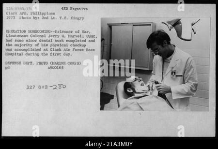 Lieutenant Colonel Jerry W. Marvel, ein Kriegsgefangener des US Marine Corps, wird im Clark Air Force Base Hospital zahnärztlich behandelt und einer körperlichen Untersuchung unterzogen. Dieses Foto stammt von der Operation Homecoming im Jahr 1973, mit der amerikanische Kriegsgefangene aus Vietnam repatriiert werden sollten. Verteidigungsabteilung Foto von Leutnant T.E. Kingry. Stockfoto