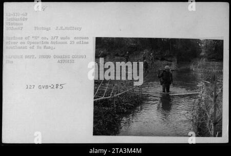 Marines aus 'g' Co., 2/7, die am 20. Juni 1967 eine Flussüberquerung während der Operation Arizona durchführen, 40 Meilen südöstlich von da Mang. Dieses Foto wurde von J. E. McClory aufgenommen und ist Teil einer Sammlung, die die militärischen Aktivitäten der USA während des Vietnamkriegs dokumentiert. Stockfoto