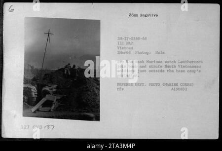 Zwei Khe Sanh Marines beobachten Leatherneck Jets, die Luftangriffe auf nordvietnamesische Soldaten in der Nähe des Umfangs des Basislagers durchführen. Das Foto wurde am 2. März 1968 vom offiziellen Fotografen des Verteidigungsministeriums Hale aufgenommen. Das Bild zeigt die intensiven militärischen Aktivitäten während des Vietnamkriegs. Stockfoto